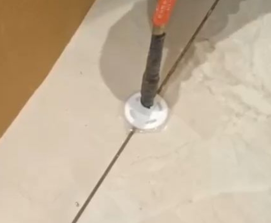 南宁瓷砖空鼓维修公司专业解答瓷砖在铺贴过程中，如果没有涂抹均匀到位的粘结材料（如水泥砂浆或瓷砖胶），可能会导致以下问题